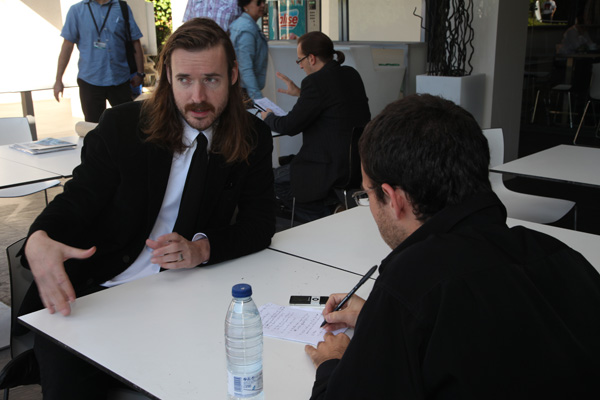 Otra Tierra, Mike Cahill,